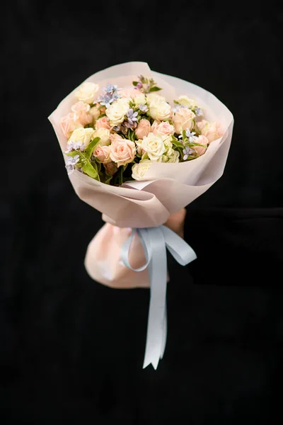 Bunga Mawar Yang Indah Dengan Nada Telanjang Yang Dibungkus Kertas — Stok Foto