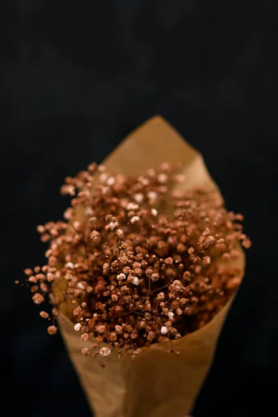 Kartu Pos Dengan Karangan Bunga Kering Berwarna Coklat Dibungkus Kertas — Stok Foto