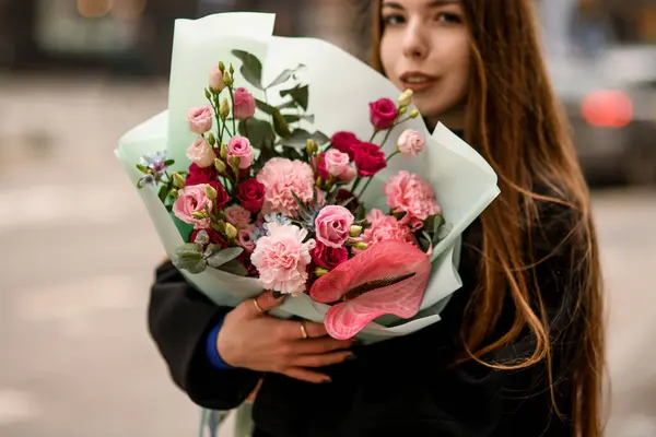 อดอกไม ของ Eustoma ดอกคาร เนช Anthurium และย คาล วยกระดาษส อดอกไม — ภาพถ่ายสต็อก