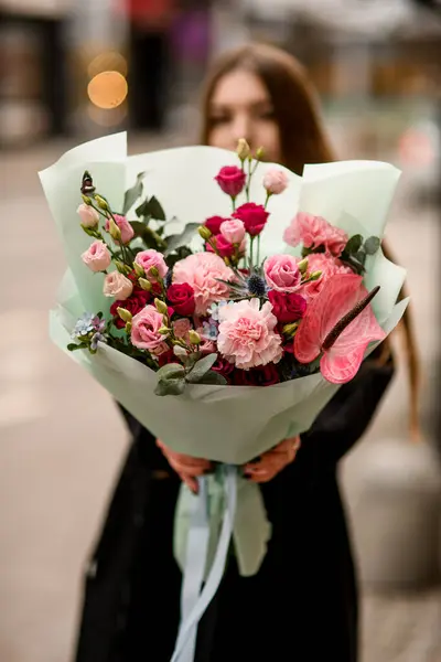 อกโฟก สของช อดอกไม บอบบางของ Eustoma ดอกคาร เนช Anthurium และย คาล — ภาพถ่ายสต็อก