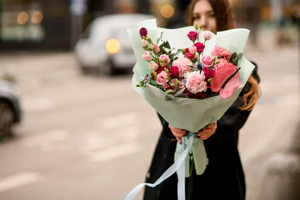 อกโฟก สของช อดอกไม สวยงามก Eustoma ดอกคาร เนช Anthurium และย คาล — ภาพถ่ายสต็อก