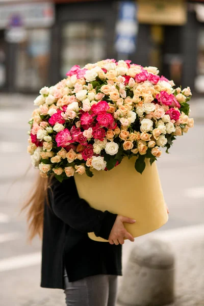 Brunette Girl Long Hair Holds Large Box Multi Colored Roses — Stock Photo, Image