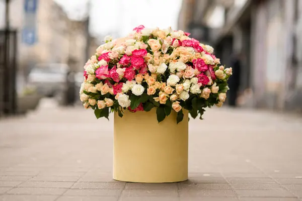 Bouquet Mawar Kotak Topi Telanjang Terletak Jalan Kotak Bulat Dengan — Stok Foto