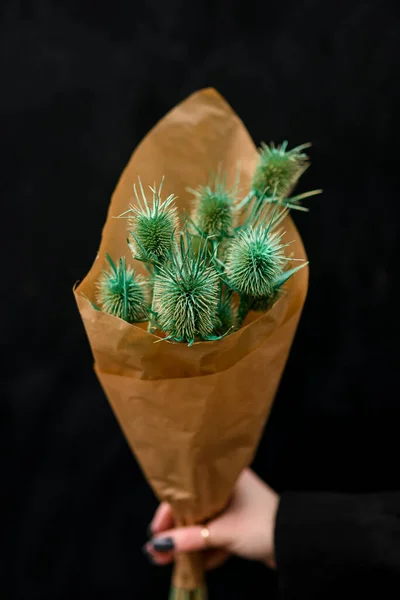 Buket Bunga Kering Thistle Warna Hijau Dibungkus Kertas Pada Latar — Stok Foto