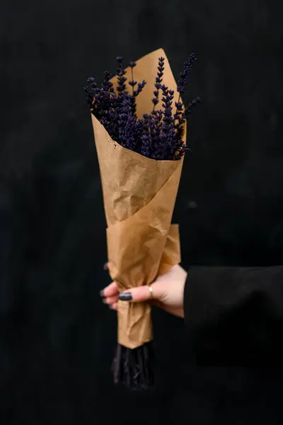 Tangan Wanita Memegang Bunga Lavender Halus Yang Dibalut Kertas Dengan — Stok Foto