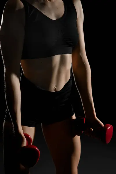 Красивая Фитнес Женщина Гантелями Спортивная Девушка Показывает Свое Хорошо Тренированное — стоковое фото