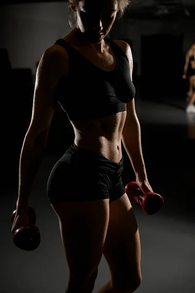 Adorabile Donna Fitness Con Manubri Sollevamento Che Mostrano Suo Corpo — Foto Stock