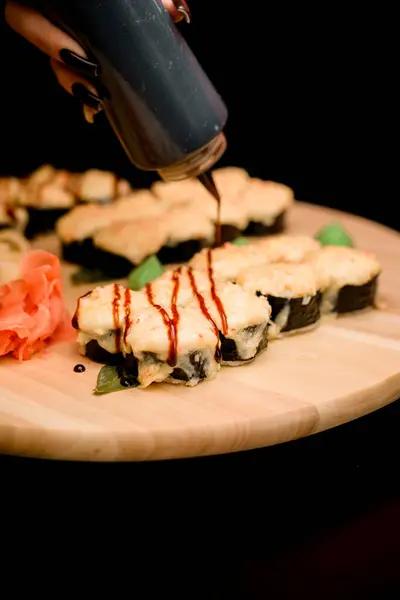 Set Gulungan Sushi Dengan Belut Papan Kayu Bundar Atasnya Dengan — Stok Foto