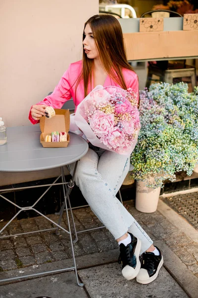 Cute Seorang Wanita Duduk Meja Dengan Karangan Bunga Dan Satu — Stok Foto