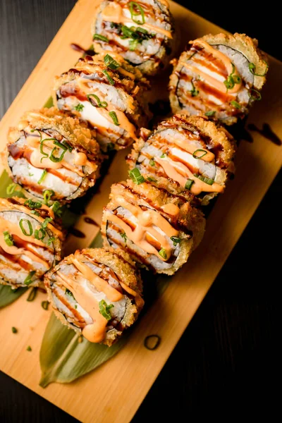 Sushi Gulung Panggang Dengan Salmon Keju Dan Saus Jeruk Papan — Stok Foto