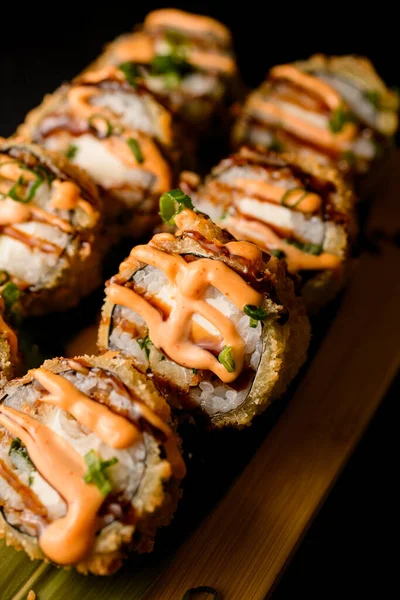 Sushi Gulung Panggang Dengan Salmon Keju Sayuran Dan Saus Jeruk — Stok Foto