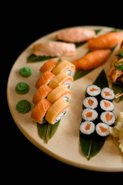 Různé Sushi Role Kulaté Dřevěné Desce Izolované Černém Pozadí Horní — Stock fotografie