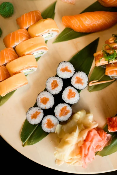 Různé Sushi Role Kulaté Dřevěné Desce Izolované Černém Pozadí Zblízka — Stock fotografie