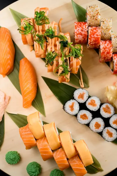 Různé Sushi Role Kulaté Dřevěné Desce Izolované Černém Pozadí Losos — Stock fotografie