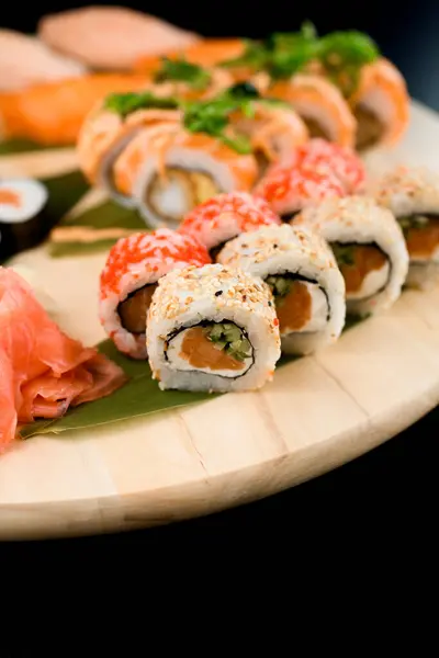 Různé Sushi Role Kulaté Dřevěné Desce Izolované Černém Pozadí Boční — Stock fotografie