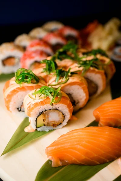 Sortimentní Sushi Rolky Krabími Tyčinkami Lososem Kulaté Dřevěné Desce Izolované — Stock fotografie