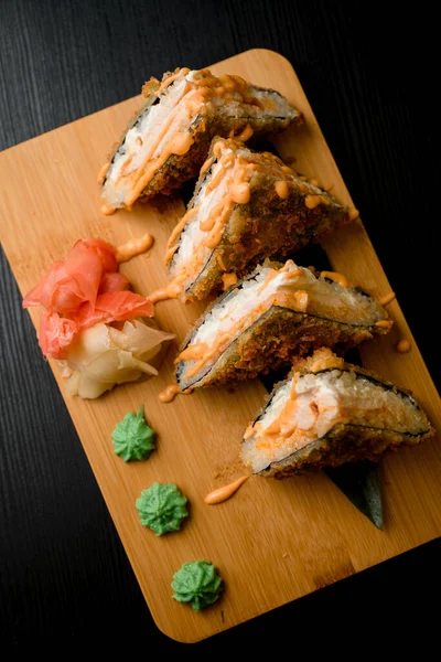 Roti Lapis Sushi Salmon Dengan Wasabi Jahe Merah Dan Putih — Stok Foto