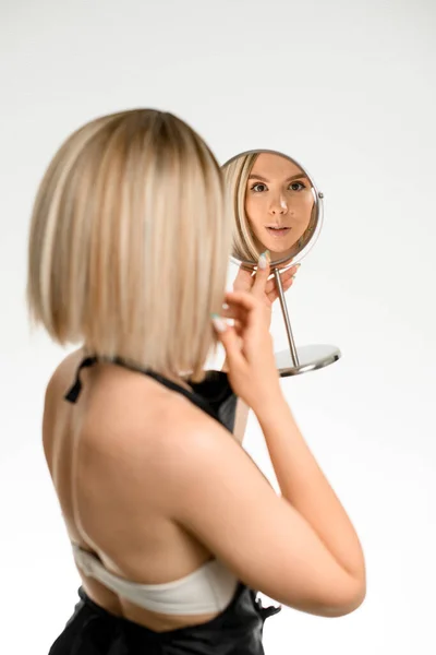 Wanita Cantik Dengan Tahi Lalat Wajahnya Terlihat Cermin Dan Berdiri — Stok Foto