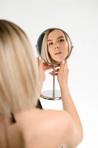 Wanita Cantik Dengan Tahi Lalat Wajahnya Memegang Cermin Dan Berdiri — Stok Foto