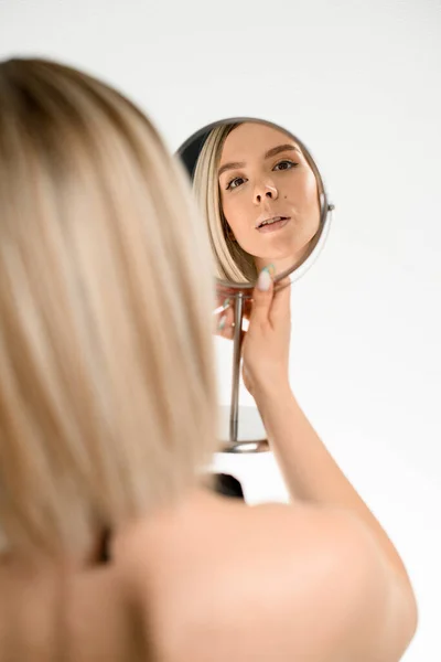 Cantik Pirang Wanita Dengan Bahu Telanjang Tenang Terlihat Cermin Bulat — Stok Foto