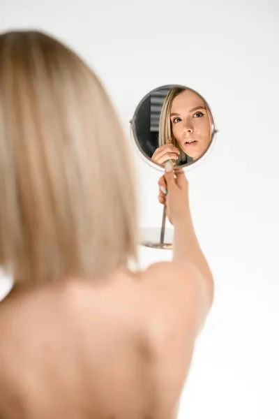 Wanita Pirang Yang Cantik Memegang Cermin Kecil Satu Tangan Dan — Stok Foto