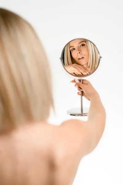 Wanita Cantik Memegang Tangannya Dekat Dagunya Dan Melihat Refleksi Cermin — Stok Foto
