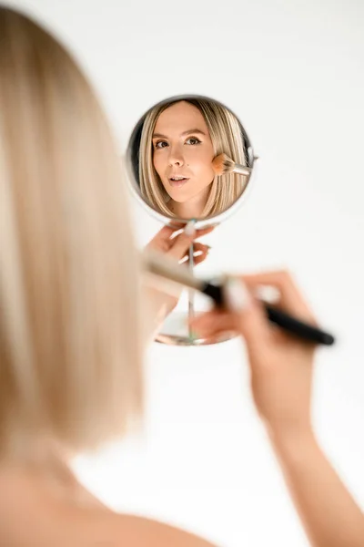 Wanita Cantik Memegang Cermin Bulat Tangannya Dan Menerapkan Makeup Dengan — Stok Foto