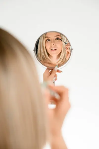 Reflektion Rund Spegel Ansiktet Vacker Blond Kvinna Som Applicerar Mascara — Stockfoto