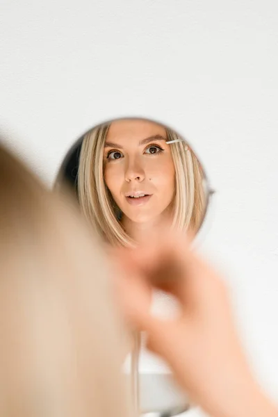 Reflektion Den Runda Spegeln Vacker Sexig Blond Kvinna Med Pincett — Stockfoto