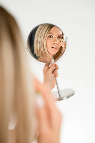 Reflektion Spegeln Vacker Blond Sexig Kvinna Som Applicerar Puder Med — Stockfoto