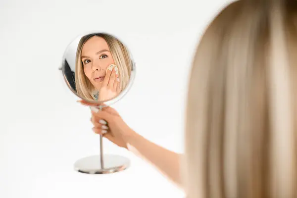 Cantik Pirang Seksi Wanita Dengan Spons Tangannya Melihat Refleksi Cermin — Stok Foto