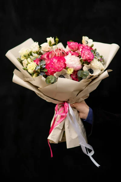 Bouquet Mawar Merah Muda Dan Putih Dalam Kertas Bunga Dengan — Stok Foto