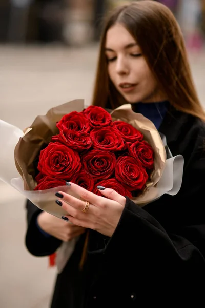 าตาลสวยในเส อโค าพร อมช อดอกก หลาบส แดงเข มบนพ นหล ดเจน — ภาพถ่ายสต็อก