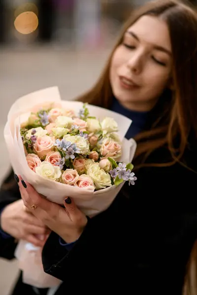 งสาวท มาก วในส อดอกไม ขนาดใหญ ของดอกก หลาบคร มสดและส ขาวและดอกไม าขนาดเล — ภาพถ่ายสต็อก