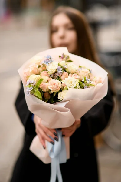อดอกไม สวยงามของดอกก หลาบคร มในกระดาษดอกไม าในพ นหน าในม อของผ าตาลสวย — ภาพถ่ายสต็อก