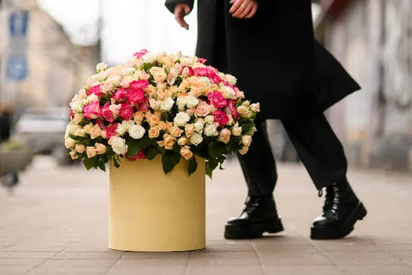 อดอกไม หราขนาดใหญ ของดอกก หลาบหลายส ในกล องกลมส เบจท ขาของผ งบนพ นหล — ภาพถ่ายสต็อก