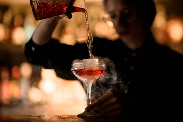 Vrouwelijke Barman Geniet Van Het Maken Van Een Rokerige Cocktail — Stockfoto