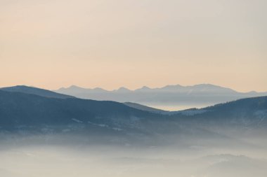 Bulutlarla kaplı sisli dağlardaki kış manzaralarının manzarası. Harika bir kış geçmişi var. Kış tatili