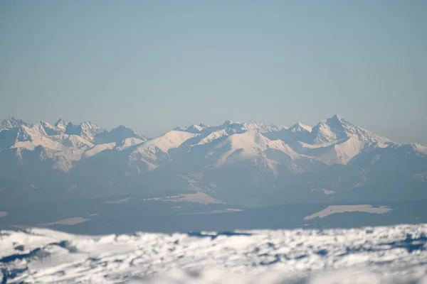 Prachtig Uitzicht Bergtoppen Bedekt Met Sneeuw Sneeuwbergen Winterdag Prachtig Landschap — Stockfoto