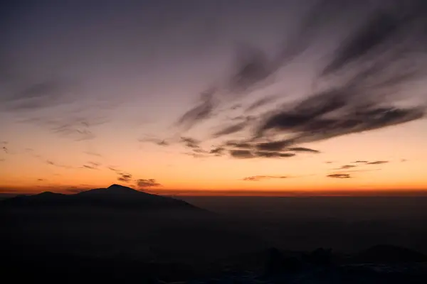 Ongelooflijke Kleuren Van Een Zonsondergang Hemel Boven Verre Silhouetted Bergen — Stockfoto