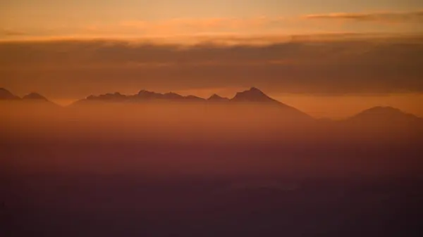 Kışın Gün Doğumunda Dağların Inanılmaz Manzarası Sis Içindeki Dağ Zirvesi — Stok fotoğraf