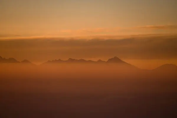 Вид Вершины Гор Время Заката Высокий Горный Пейзаж Зимой Сияющий — стоковое фото