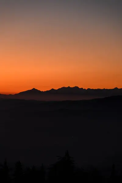 日落时美丽的冬季风景 山顶轮廓映衬着橙色日落的天空 冬季风景 — 图库照片