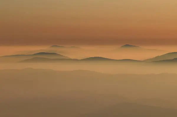 Krásný Výhled Zimní Krajinu Mlhavých Horách Pokrytých Mraky Úžasné Zimní — Stock fotografie