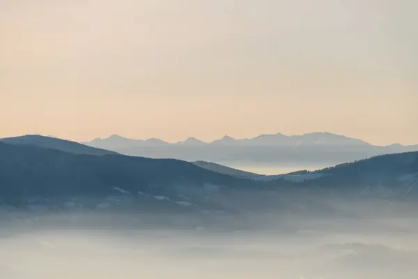 云雾笼罩的高山上冬季风景的景致 令人惊奇的冬季背景 寒假季节 — 图库照片