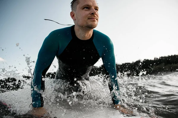 Hezký Mladý Muž Surfař Neoprénu Sedí Surfu Moři Šplouchání Blížící — Stock fotografie