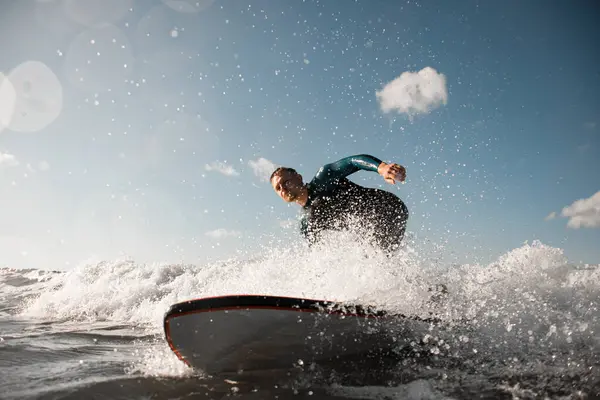 Pemuda Tampan Surfer Dalam Baju Selam Sedang Menunggu Gelombang Lewat — Stok Foto