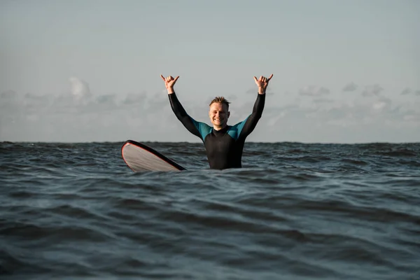 Peselancar Laki Laki Muda Dalam Pakaian Selam Duduk Laut Pada — Stok Foto