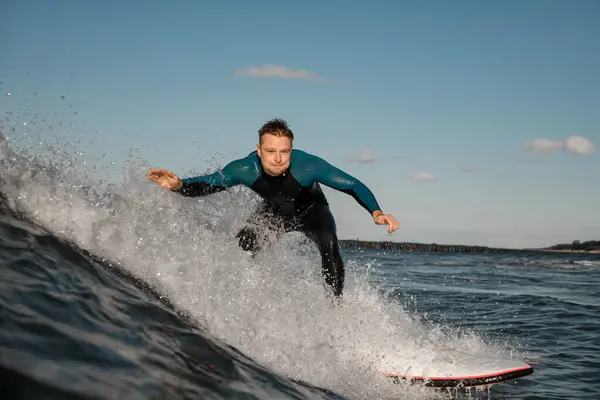 Hezký Mladý Muž Surfař Neoprénu Stojí Spreji Vlny Jezdí Surfu — Stock fotografie