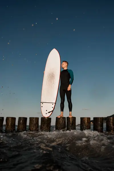 Hezký Mladý Muž Surfař Neoprénu Stojící Dřevěném Pařezu Držící Surfovací — Stock fotografie